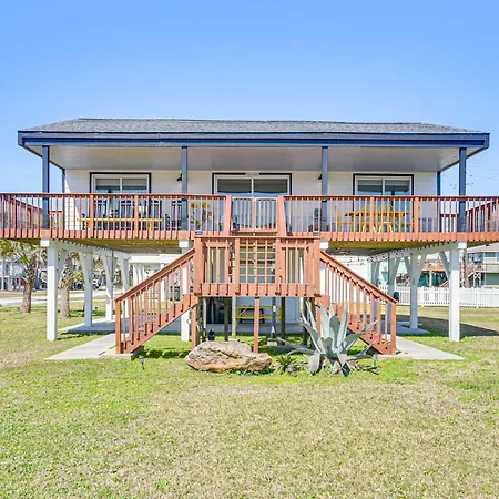 Pet-Friendly Galveston Home Walk To Beaches!